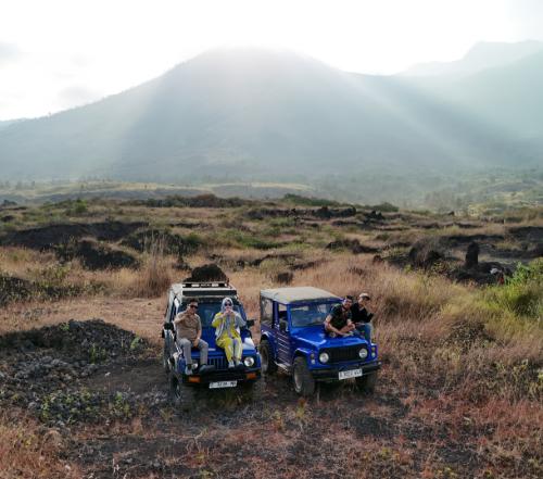 Jeep dan pengemudi Mapag Gunung